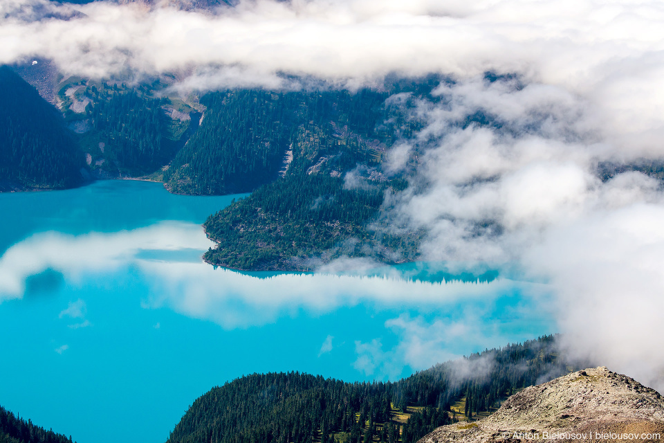 Бирюзовая вода озера Garibaldi Lake