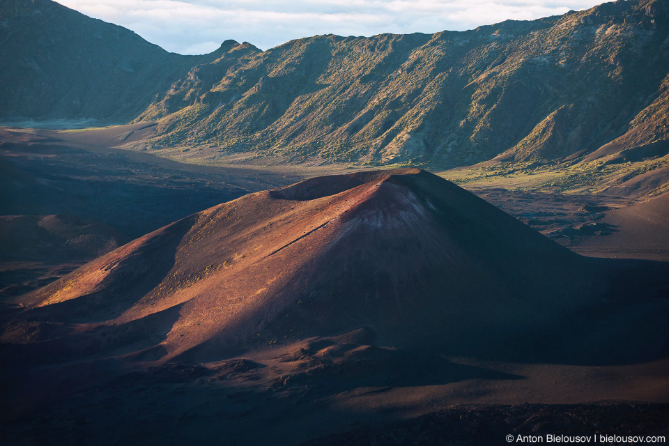 Сопки в кратере Халеакалы на рассвете (Maui, HI)