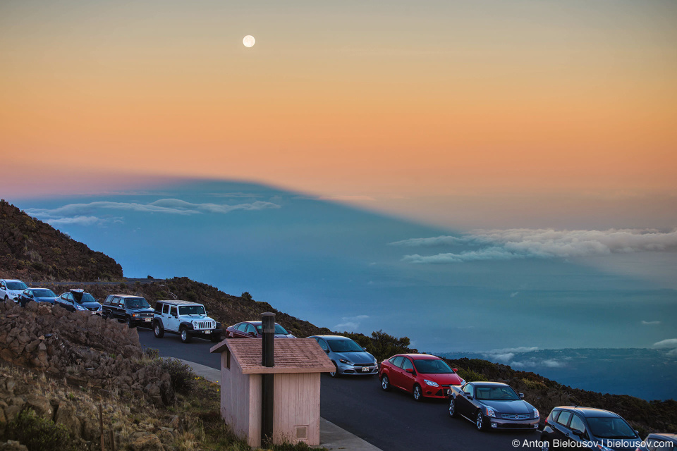 Тень от горы на рассвете на Халеакале (Maui, HI)