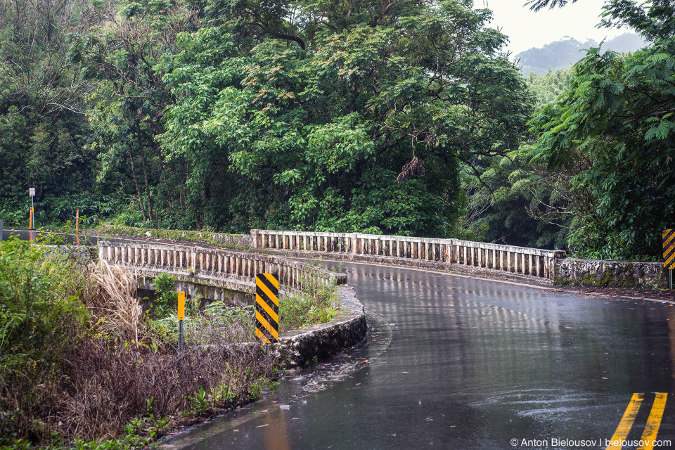 Узкий мост на дороге в Хану (Road to Hana, Maui, HI)