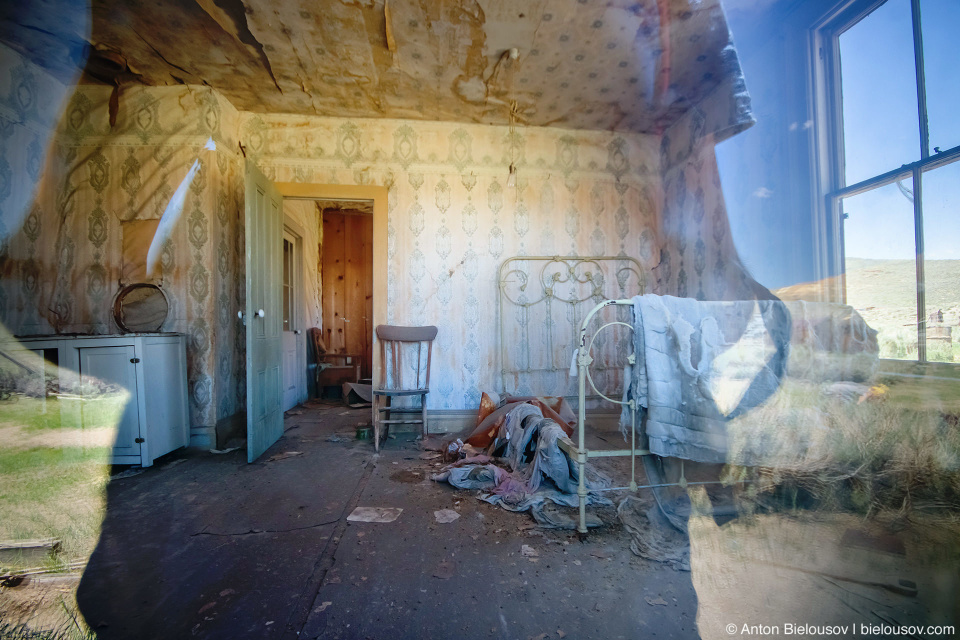 Abandoned house window (Bodie, CA)