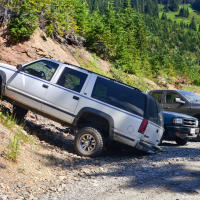 Кроме двух AWD весь остальной транспорт — 4x4. При этом парковка переполнена. Кроме двух AWD весь остальной транспорт — 4x4. При этом парковка переполнена.