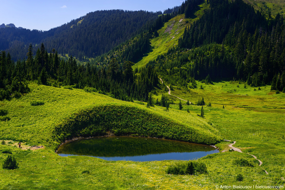 Озеро на тропе на Cheam Peak