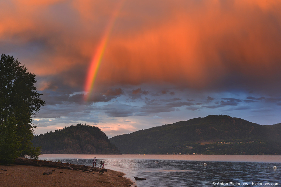 Радуга над островом Copper Island на озере Shuswap Lake, BC