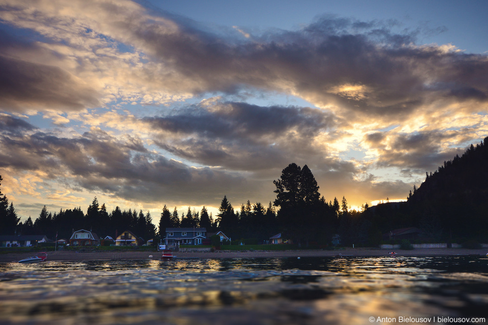 Закат на озере Shuswap Lake