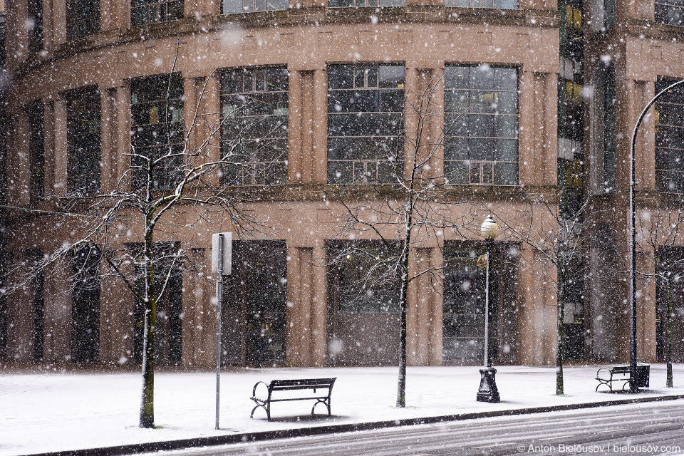 Снегопад в Ванкувере. Vancouver Library