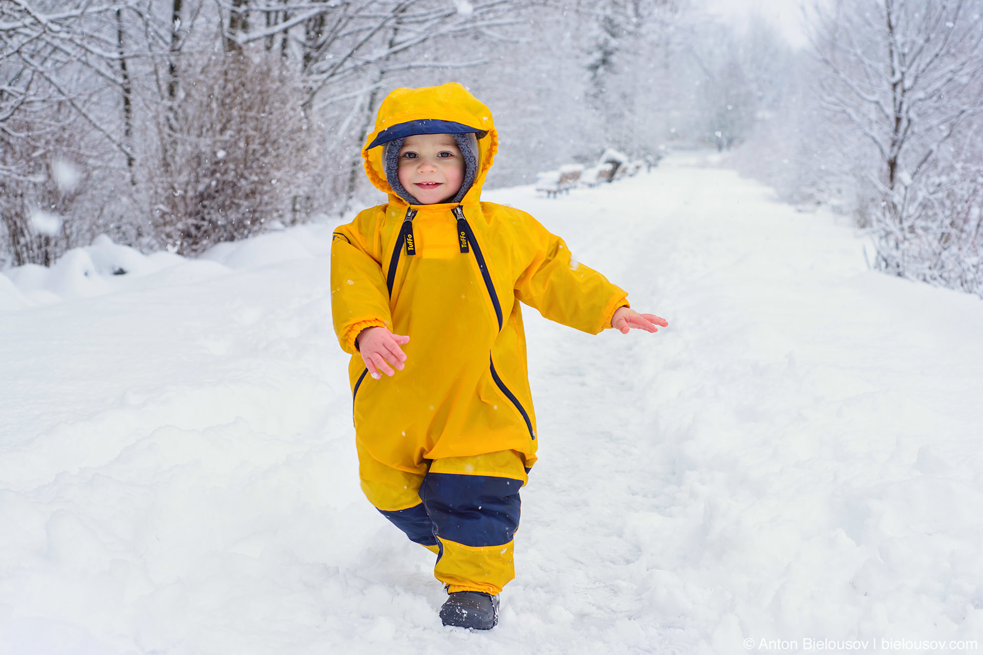Шаги по снегу. Первые шаги по снегу. Шаги по снегу ребенка. Шаги снег детская. Звук снежка