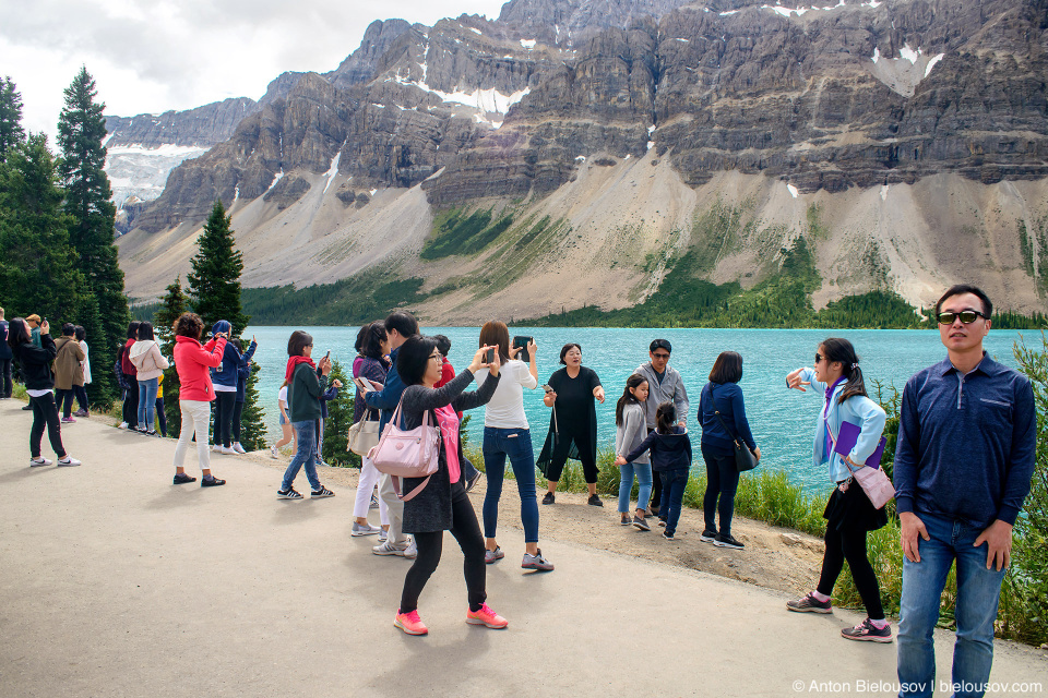 Tourists at Bow Lake (Banff National Park)