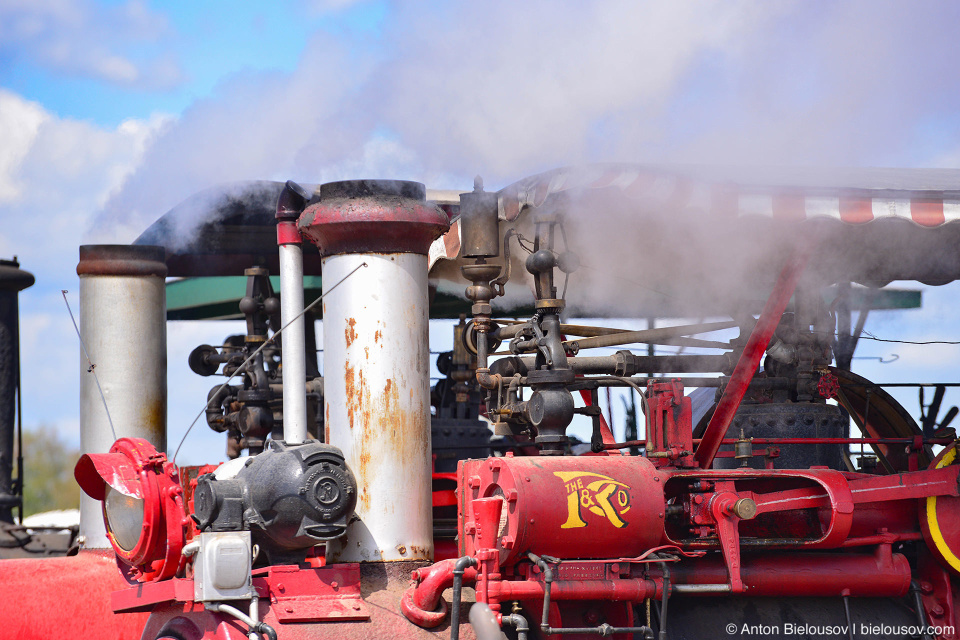 Steam tractor at Wooden Shoe Tulip Fest