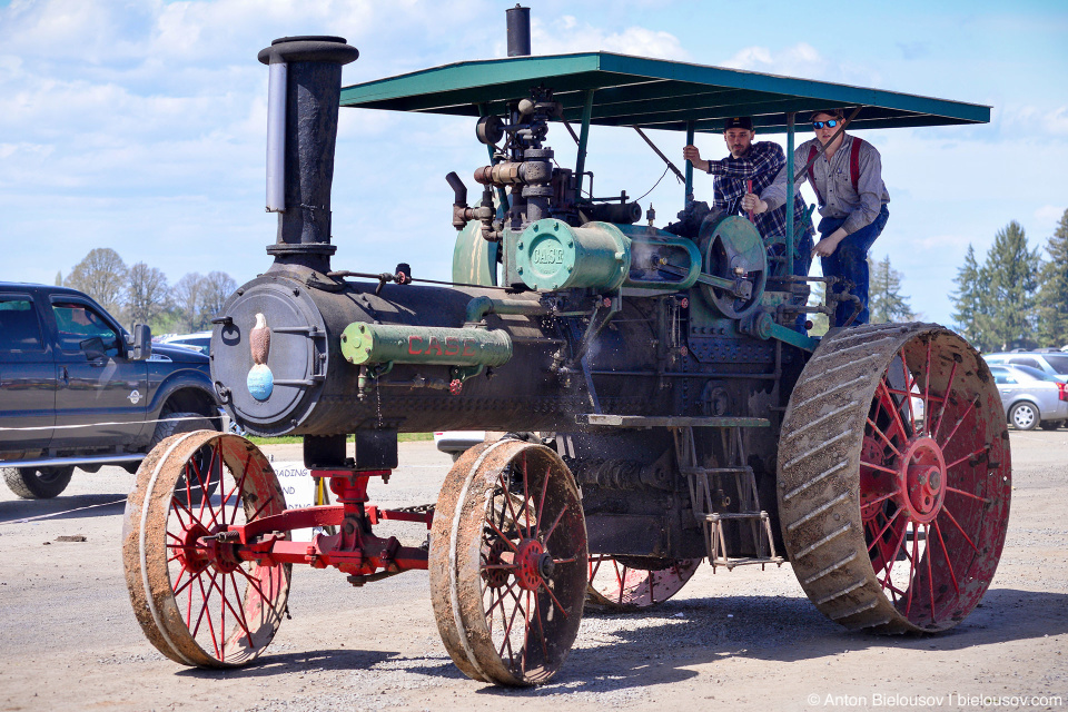 Steam tractor at Wooden Shoe Tulip Fest