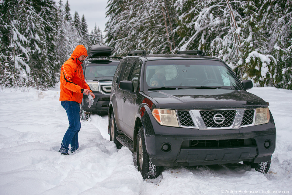 Nissan Pathfinder, Honda Pilot in snow