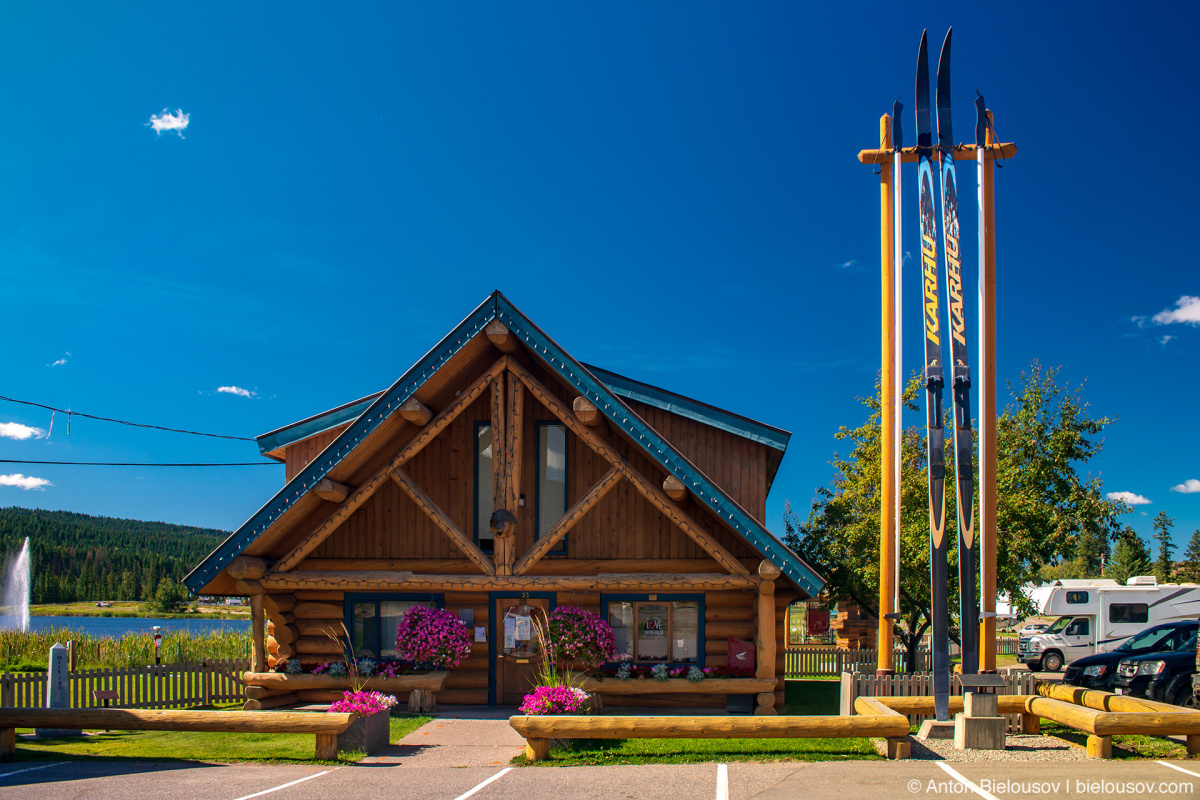 World's largest skis — 100 Mile House, BC