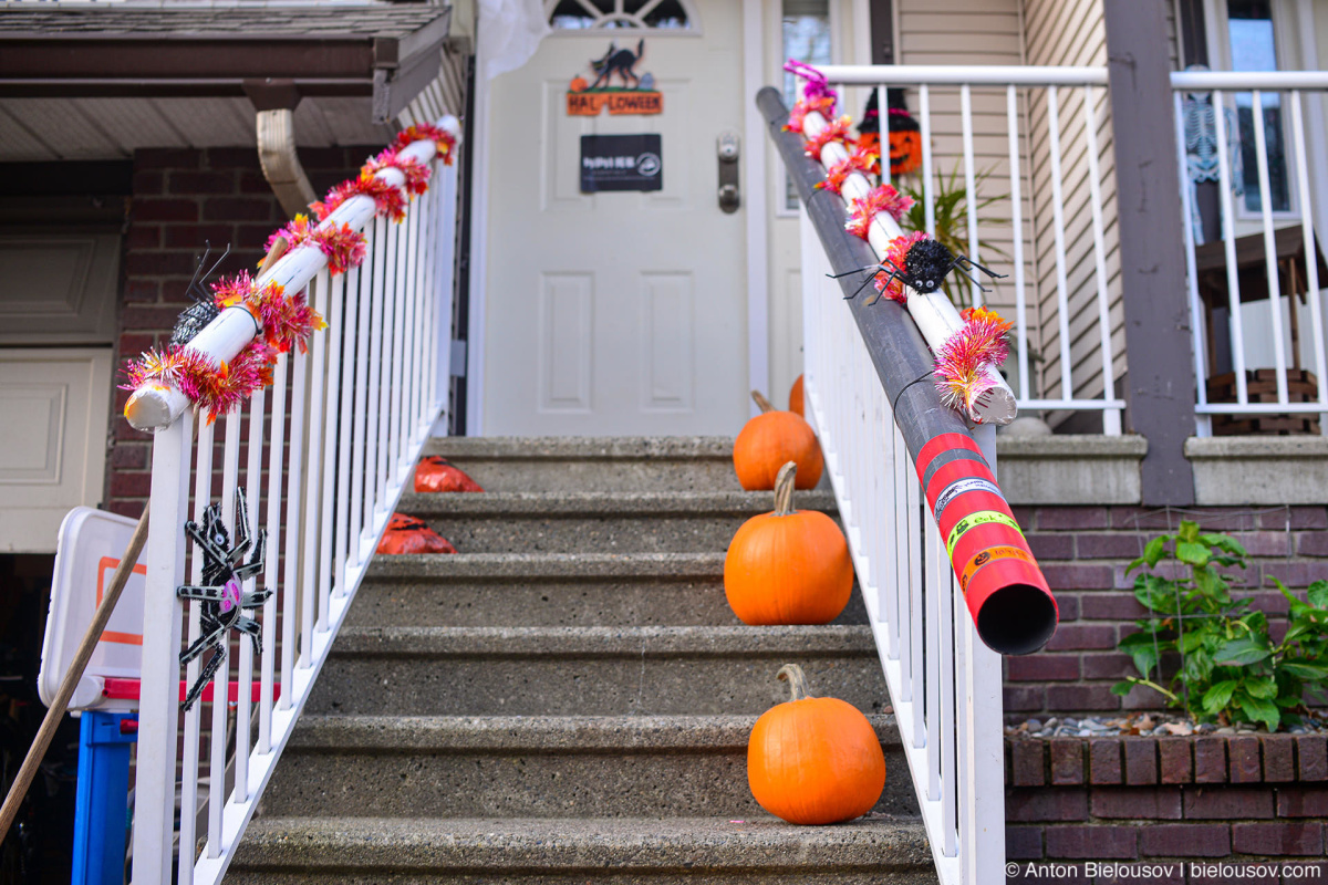 А у нас в Канаде: Хэллоуин в условиях пандемии: halloween candy dispatch system pipe