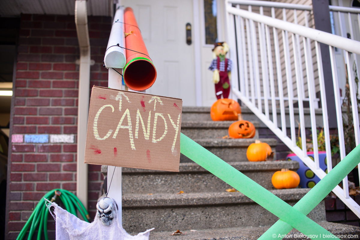 А у нас в Канаде: Хэллоуин в условиях пандемии: halloween social distancing candy dispatch system pipe