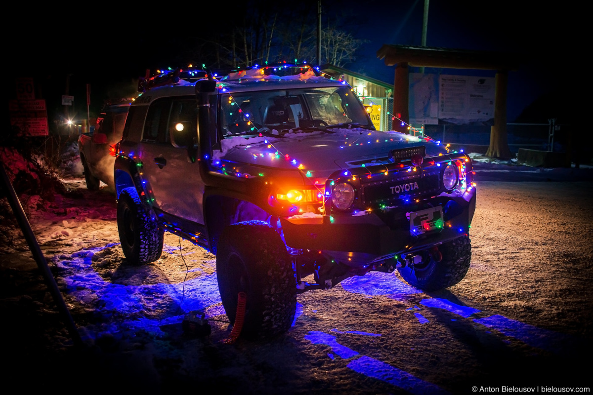 А у нас в Канаде: Рождественский конвой: christmas decorated fj cruiser