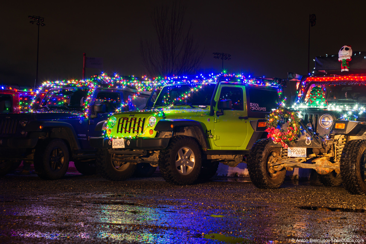 А у нас в Канаде: Рождественский конвой: christmass convoy decorated jeeps parking lot