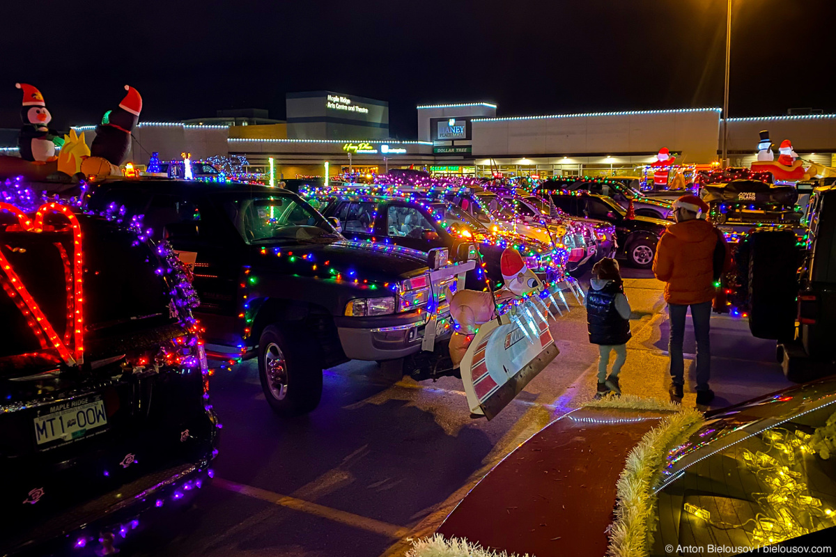 А у нас в Канаде: Рождественский конвой: christmass convoy parking lot