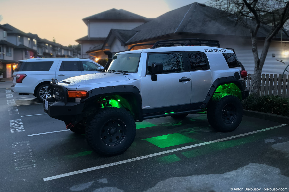 А у нас в Канаде: Рождественский конвой: toyota fj cruiser rocker lights