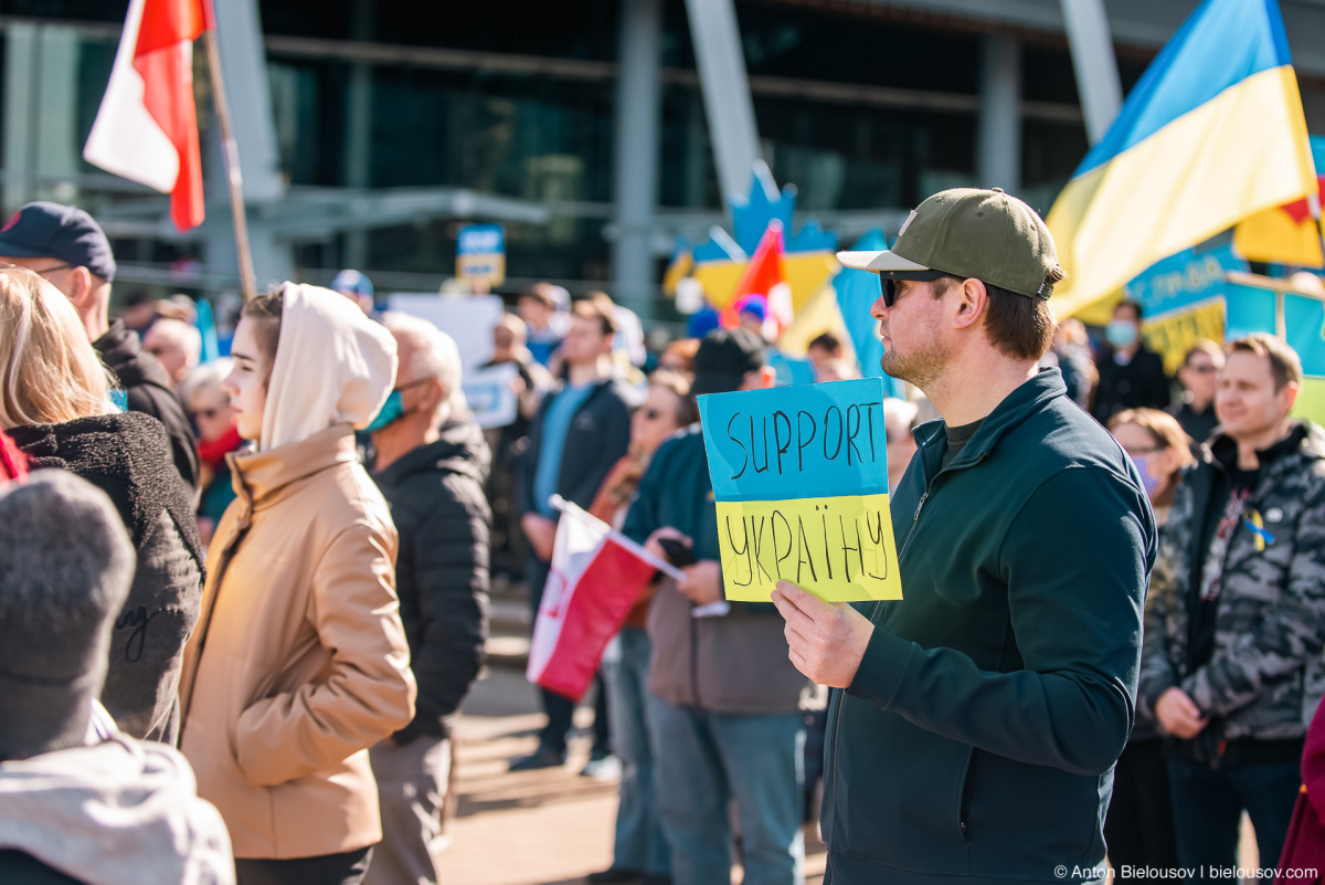 Репортажи: Канада стоит вместе с Украиной: stand with ukraine vancouver 02