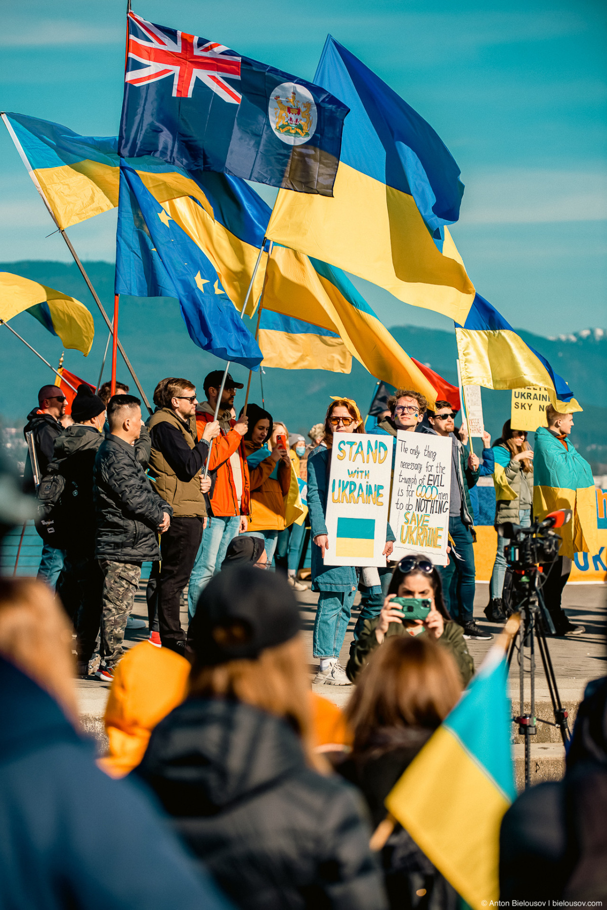 Репортажи: Канада стоит вместе с Украиной: stand with ukraine vancouver 08