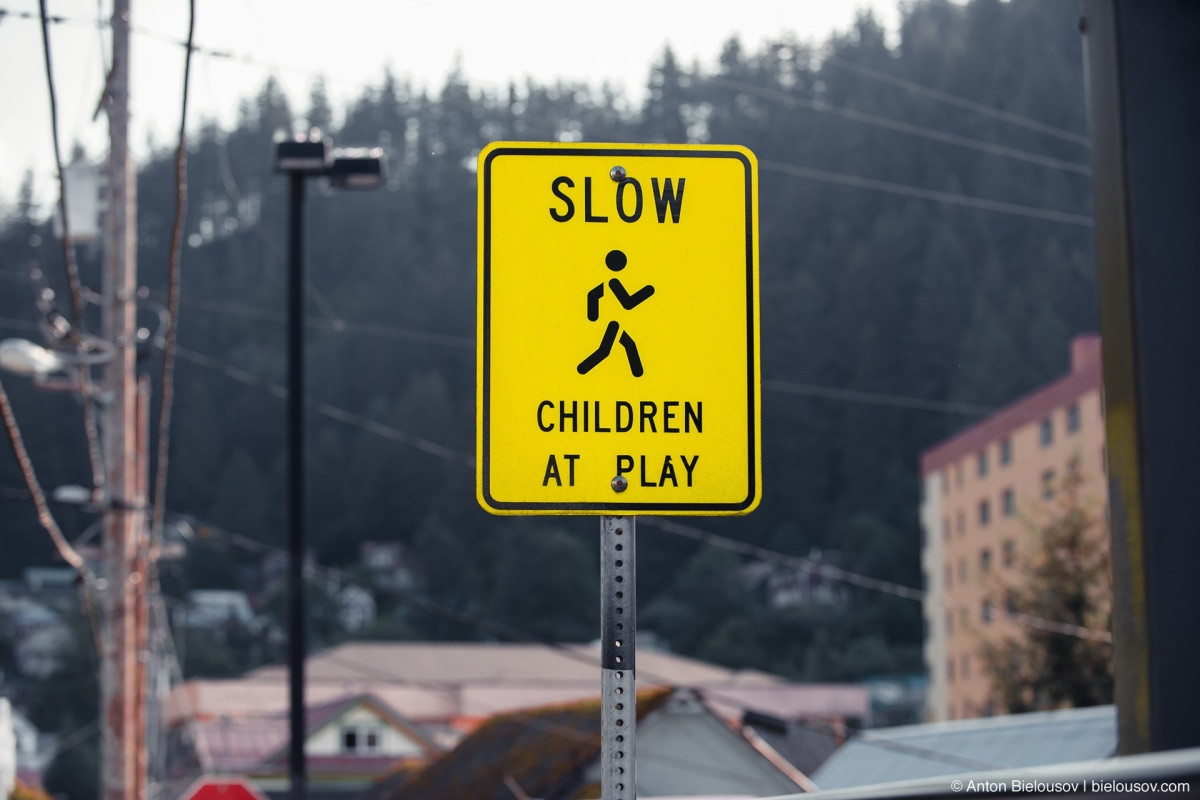 Children at play sign (Juneau, AK)