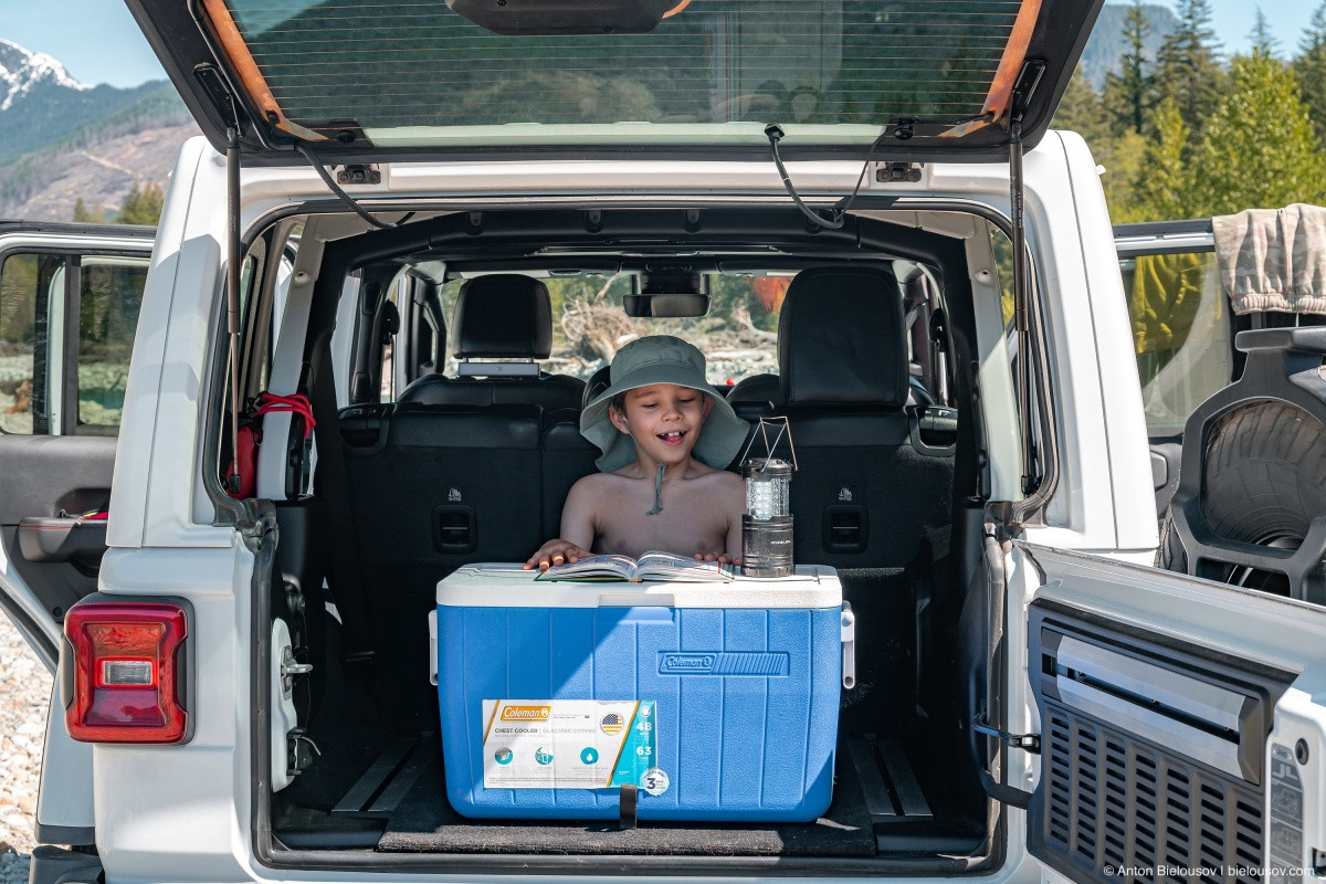 Jeep trunk reading club